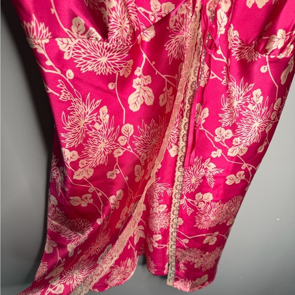 Victoria’s Secret 2000’s Hot Pink Satin Floral Lace Lined Open Split Mini Slip - Picture 5 of 10